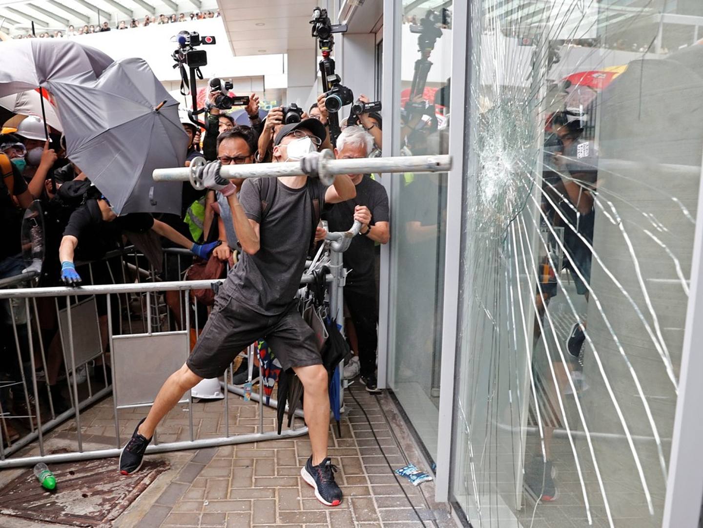 7月1日，香港一些激进示威者在砸立法会大楼，令局势明显升级。（Reuters）