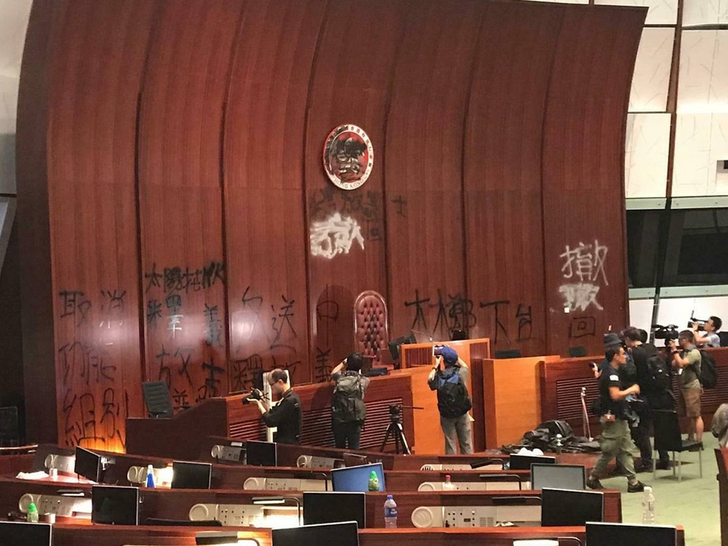 7月1日，香港立法会大楼被暴力攻占和破坏，图为被破坏后的立法会议事厅一幕。（AP）
