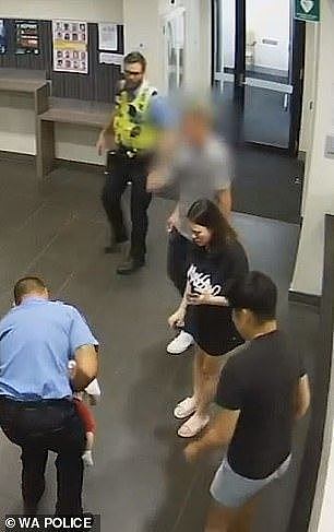 “圣诞奇迹”！婴儿窒息险身亡，澳警察几个动作就化险为夷！救了一条命（视频/组图） - 2