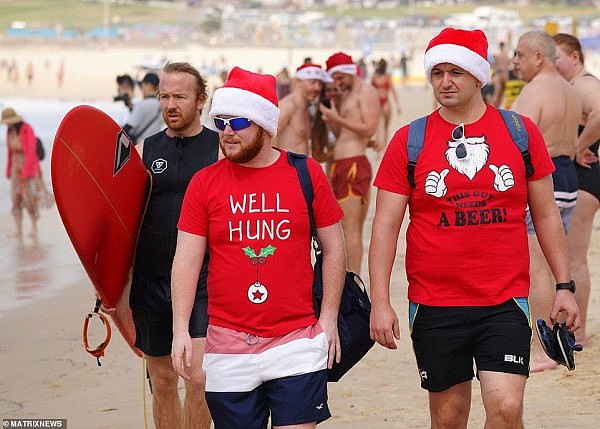 大批悉尼人涌向Bondi Beach！比基尼美女超抢眼，圣诞节气息满满！（组图） - 17