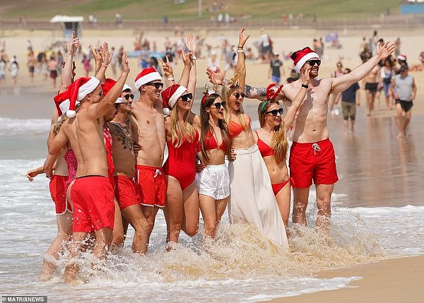 大批悉尼人涌向Bondi Beach！比基尼美女超抢眼，圣诞节气息满满！（组图） - 19