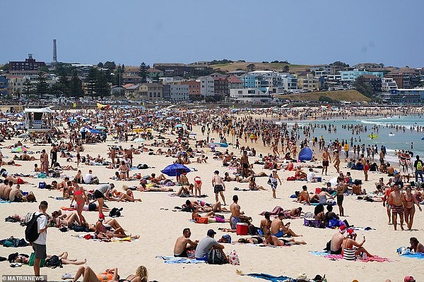 大批悉尼人涌向Bondi Beach！比基尼美女超抢眼，圣诞节气息满满！（组图） - 20