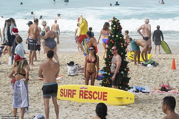 大批悉尼人涌向Bondi Beach！比基尼美女超抢眼，圣诞节气息满满！（组图） - 23