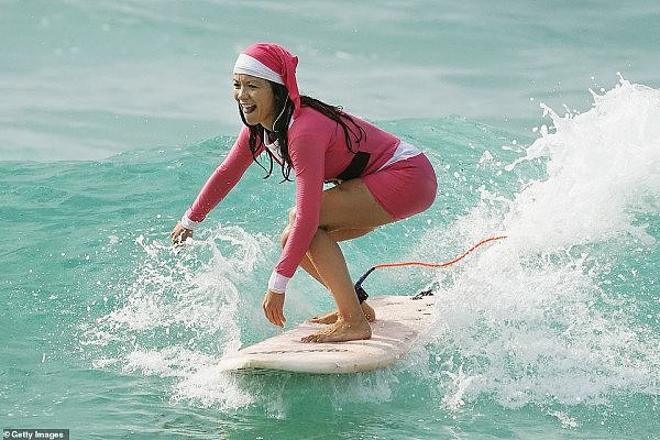 大批悉尼人涌向Bondi Beach！比基尼美女超抢眼，圣诞节气息满满！（组图） - 25