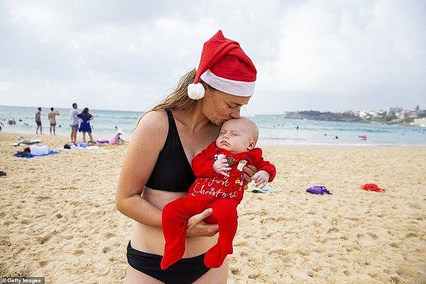 大批悉尼人涌向Bondi Beach！比基尼美女超抢眼，圣诞节气息满满！（组图） - 28