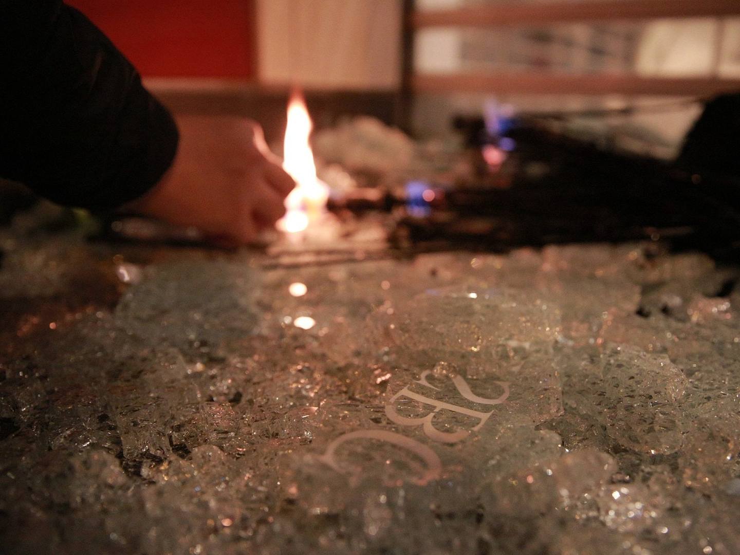 激进示威者点燃汇丰银行破碎的玻璃。（HK01）