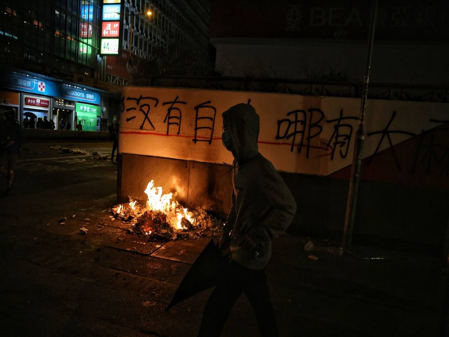激进示威者在多处纵火。（HK01）