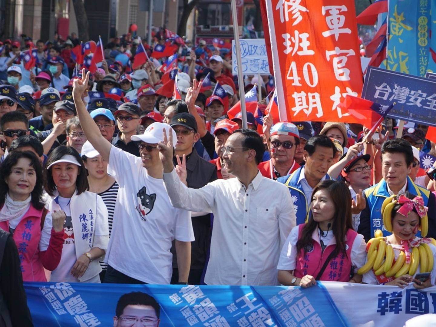 韩国瑜阵营基于安全考量只让韩国瑜在游行终点出现，但其副手张善政和朱立伦高兴地带著蓝营高雄市立委候选人一起参加游行。（洪嘉徽／多维新闻）