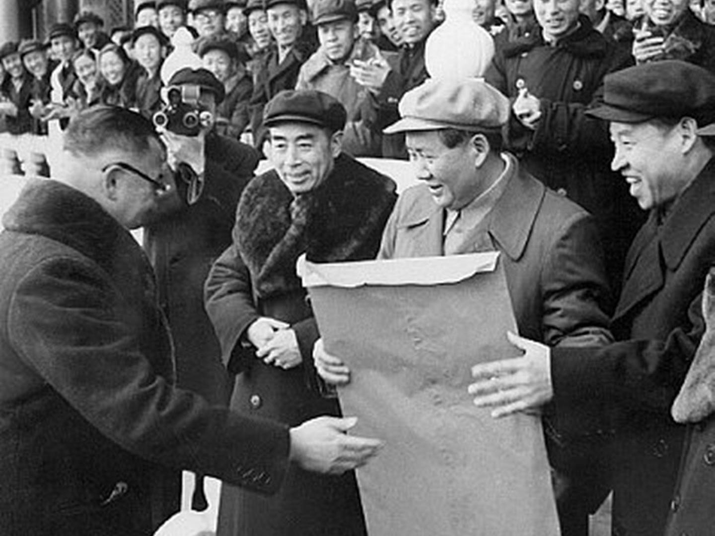 1956年，中国北京天安门，在“庆祝社会主义改造成功”的集会上，资本家代表将一封信交给毛泽东和周恩来。（VCG）