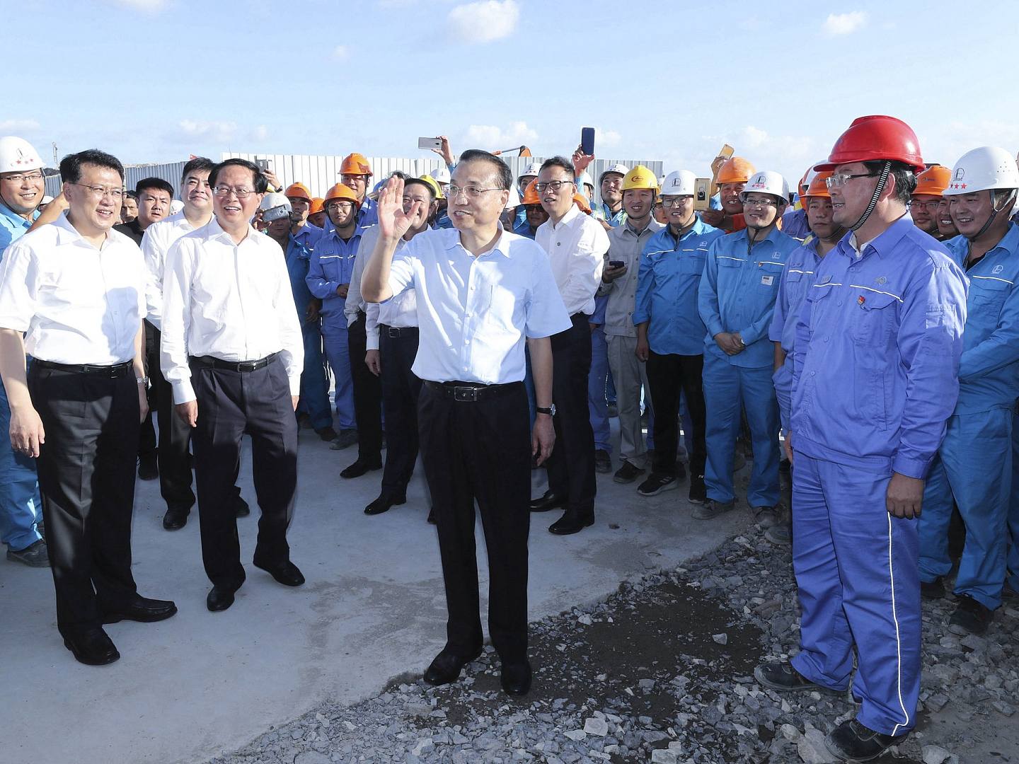 2018年9月27日，李克强在浙江鱼山岛考察这里正在建设的、由民营企业投资和控股的世界级大型综合石化产业项目。（新华社）