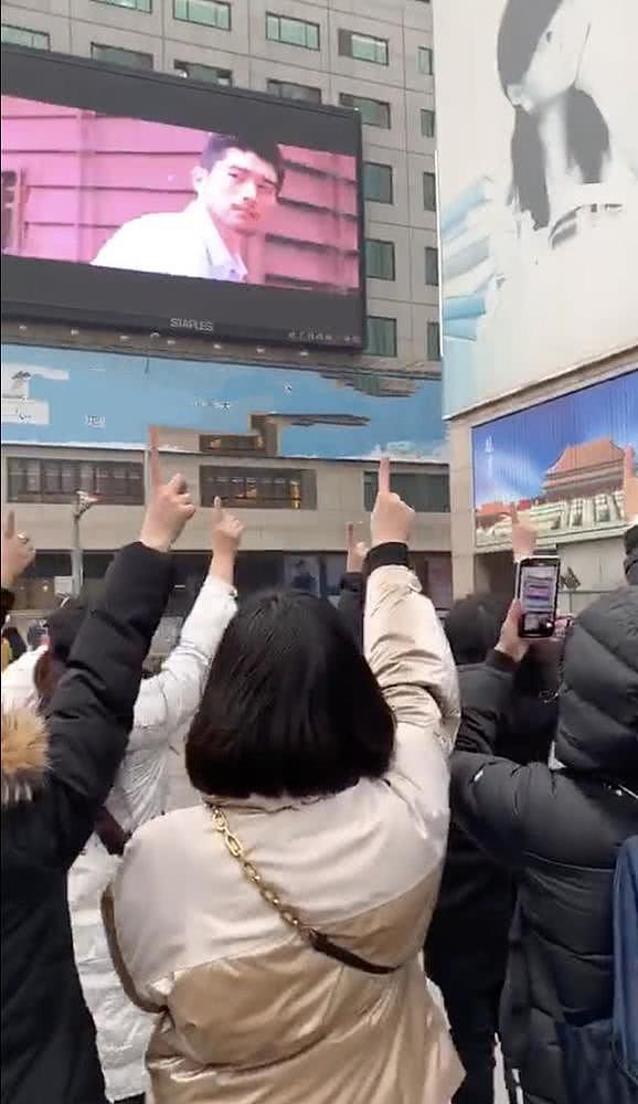 粉丝平安夜悼念高以翔，生前影像投放至大屏，场面感人让人泪目（组图） - 3