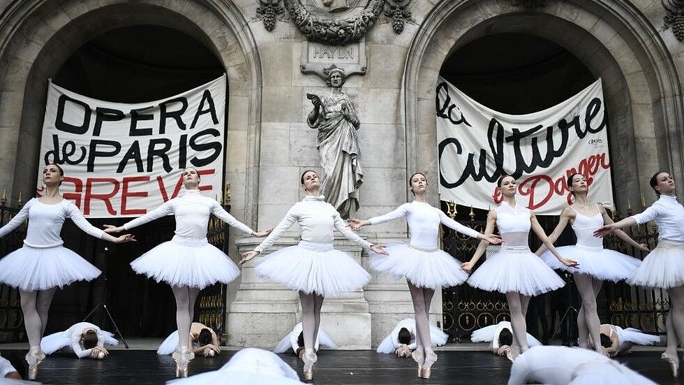 法国示威新画风！芭蕾舞演员跳天鹅湖抗议政府（组图） - 1