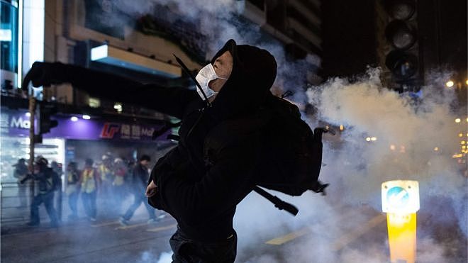 平安夜，香港闹市街头没有以往的庆祝活动，而是继续示威抗议和警民冲突。