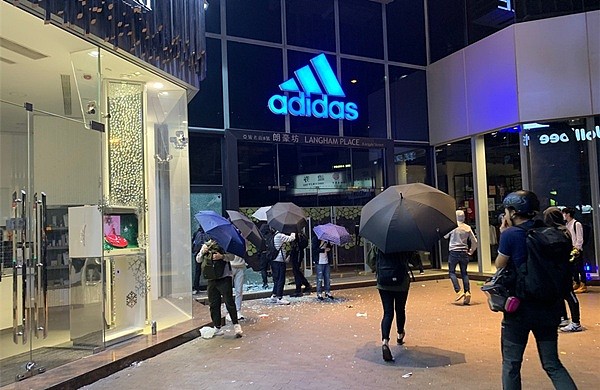 Adidas刚宣布新代言人 店就被砸了（组图） - 9