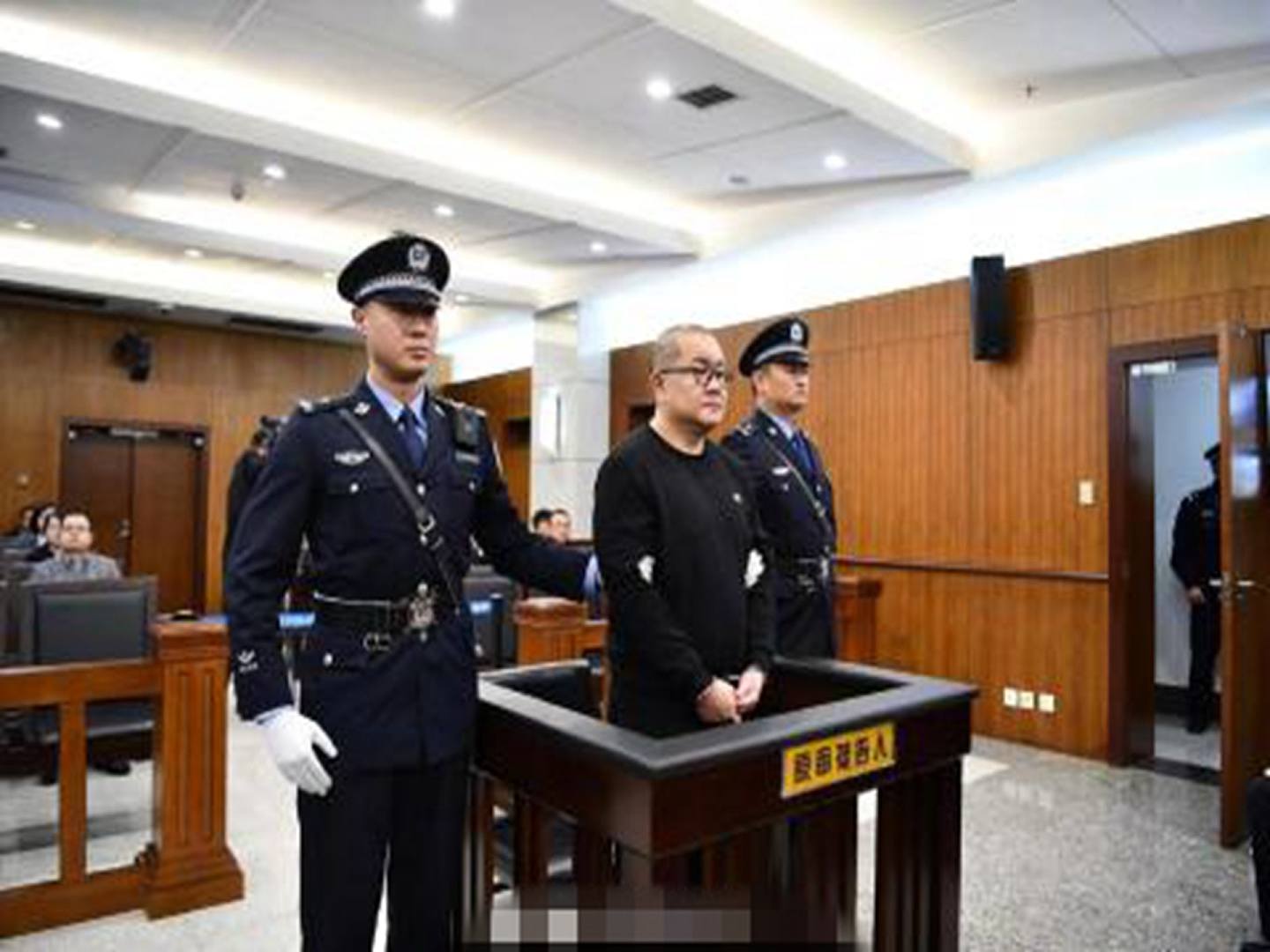 孙小果案庭审现场。（微博@央视新闻）