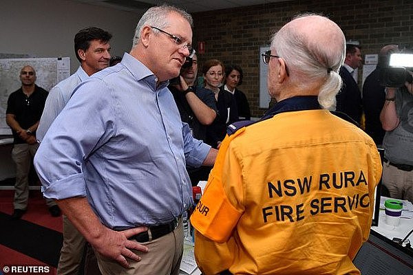 22666638-7826947-Mr_Morrison_greets_a_volunteer_during_a_visit_to_a_bushfire_emer-a-3_1577330143075.jpg,0