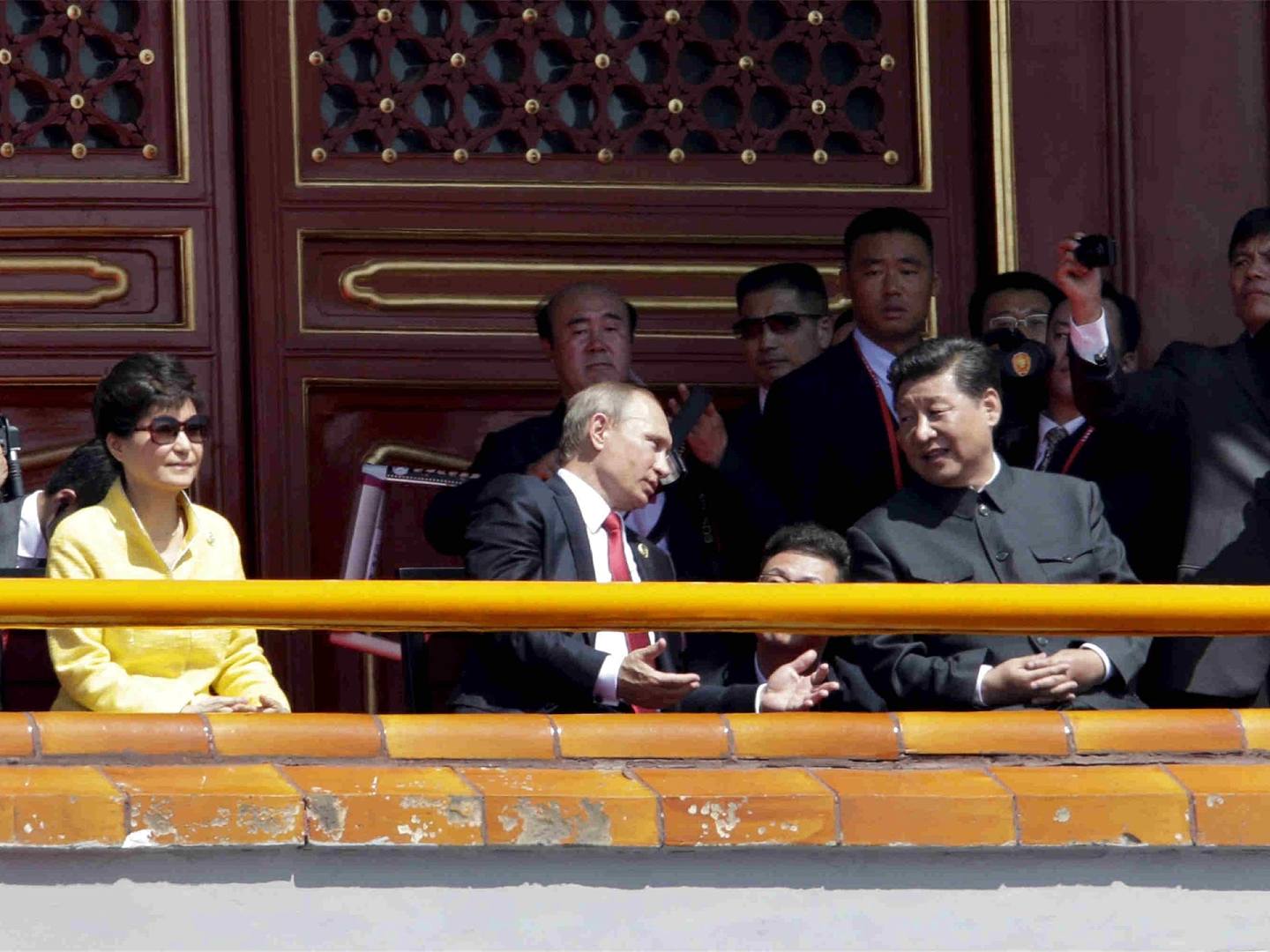2015年朴槿惠曾登临中国天安门观看阅兵式。（Reuters)
