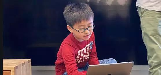 视频疯传! 中国8岁小学生教编程 惊动苹果CEO! 百万网友: 自愧不如（组图） - 1