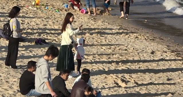 郭富城一家四口游沙滩，2岁女儿面容无遮挡粉嫩打扮萌爆了（组图） - 7