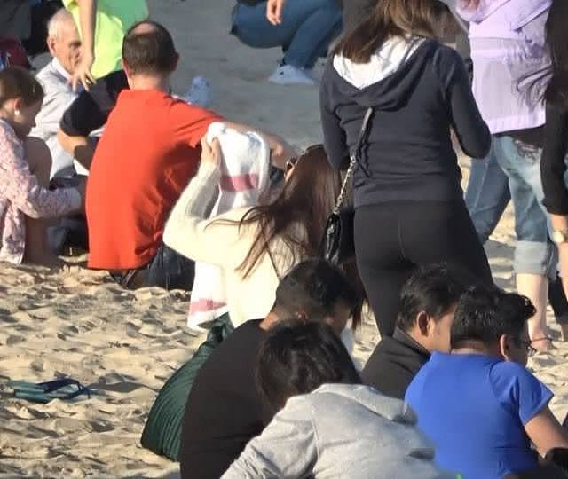 郭富城一家四口游沙滩，2岁女儿面容无遮挡粉嫩打扮萌爆了（组图） - 8