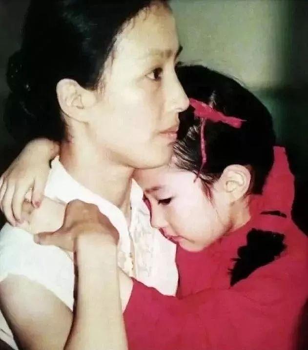 MJ搭肩王祖贤，林青霞抱4岁徐若瑄：这些珍贵的老照片，你见过吗？