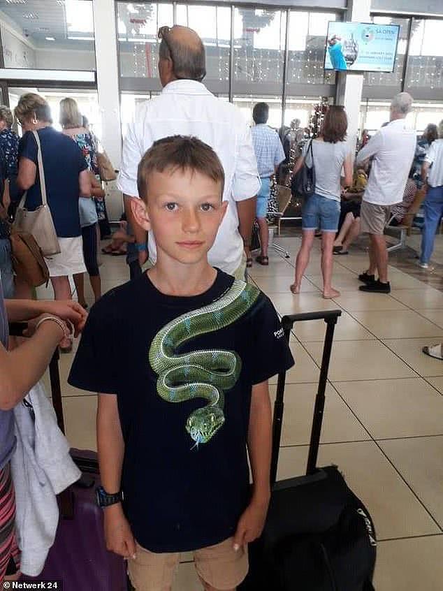印制的蛇有多逼真？新西兰10岁男孩被迫脱下T恤，否则不准登机