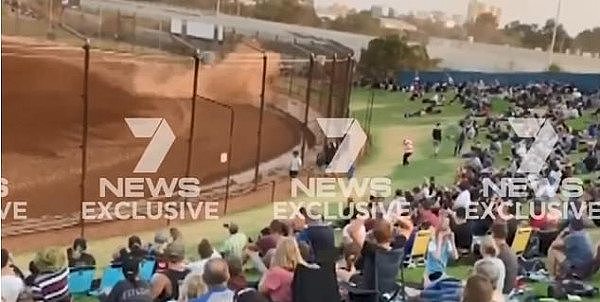 赛车失控，猛地撞向观众！悉尼赛车场发惊险事故，现场混乱，两名观众受伤（视频/组图） - 2