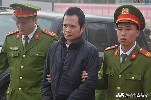 越南送鸡女大学生被奸杀案9名凶手公审现场亮相，其中一名是女性