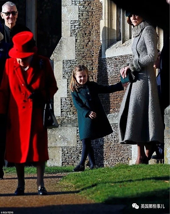 第一次圣诞礼拜已然超有公主范，夏洛特小公主的风头甚至盖过妈妈凯特！（组图） - 16