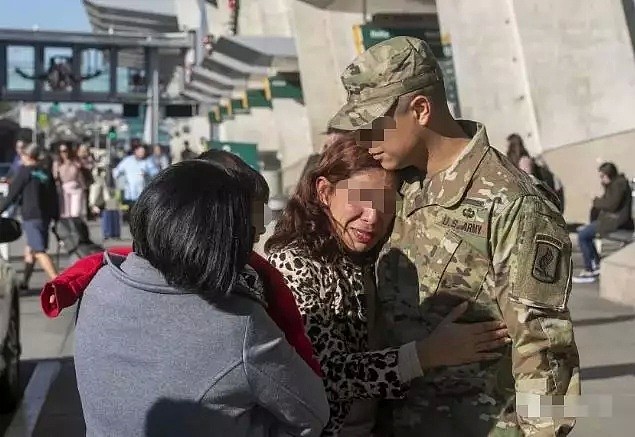 “我保护美国却保护不了你！​”美军官洒泪与母告别，她将被遣返，华人尽早拿绿卡吧...（组图） - 2