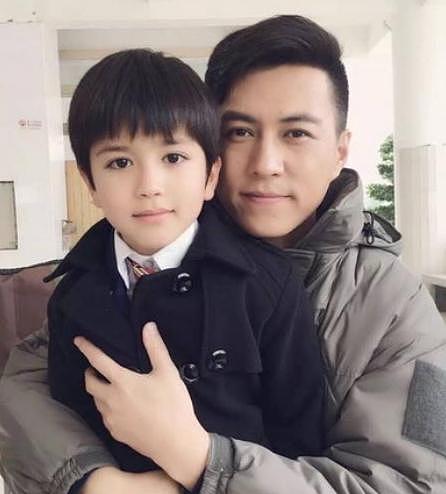 43岁靳东因戏生情娶二婚妻子，今儿子4岁被称“最帅星二代”