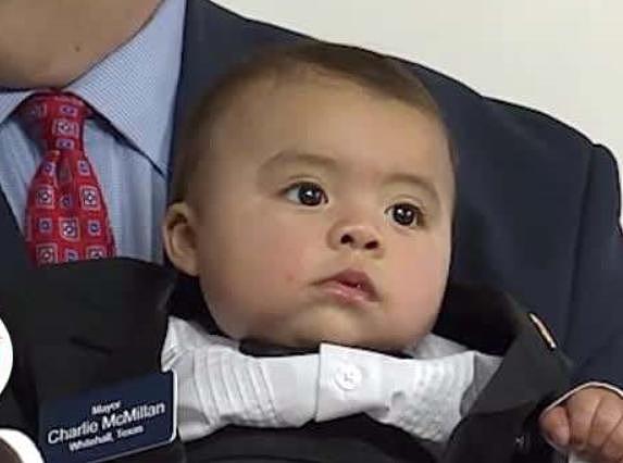 7个月男宝宝当选美国市长，150名宾客共同庆祝，这真不是玩