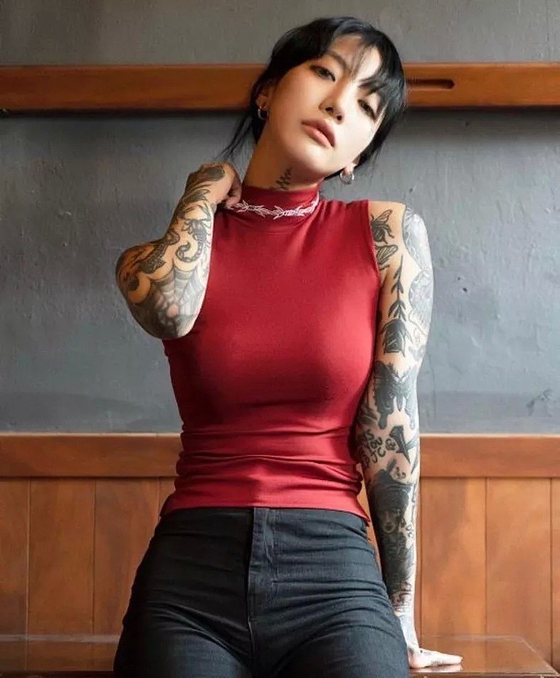 【美女】身材堪比吉娜的纹身师，她爱健身+有纹身，让无数男人排队扎针...（组图） - 6