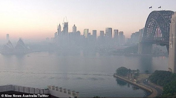 21171142-7700555-The_blanket_of_smoke_pictured_over_Sydney_prompted_health_author-a-32_1574152565307.jpg,0