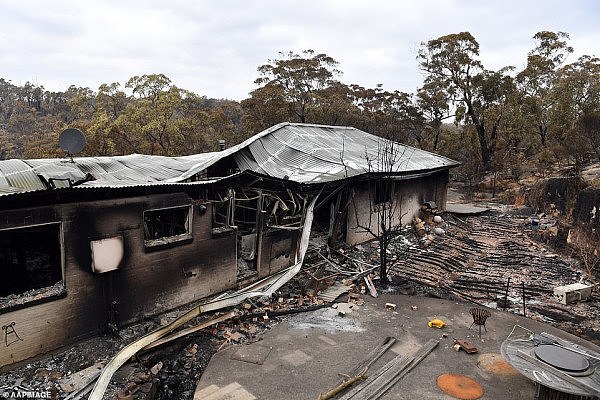 22792692-7836553-A_house_is_seen_barely_standing_after_the_catastrophic_bushfires-a-32_1577700241242.jpg,0