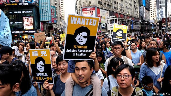 Hong Kong - Proteste gegen eine groß angelegte Landgewinnung zum Bau künstlicher Inseln (Reuters/B. Yip)