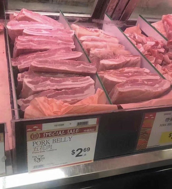 洛杉矶县钻石吧市华人主妇日前在超市购买的五花肉，标价牌上显示，每磅2.69美元。 （读者提供）
