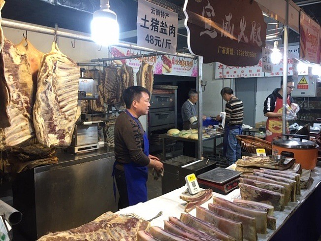 中国猪肉价格暴涨，但不同地区还是有差别，图为南方部分地区的价格，似乎相对低一些。 （记者杨青╱摄影）