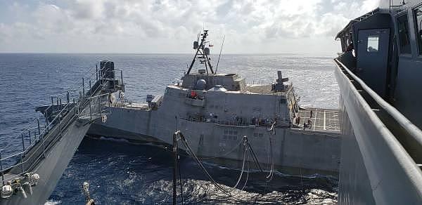 美军舰在南海航行，照片中出现熟悉身影