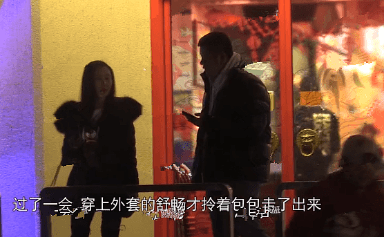 32岁舒畅新恋情曝光？与中年男子牵手回酒店，非常警惕戴上口罩（组图） - 5