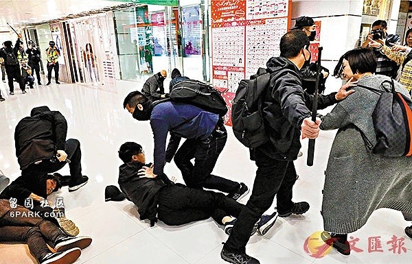 又有香港暴徒抢夺警枪！手扣扳机时被港警撂倒（视频/图） - 2