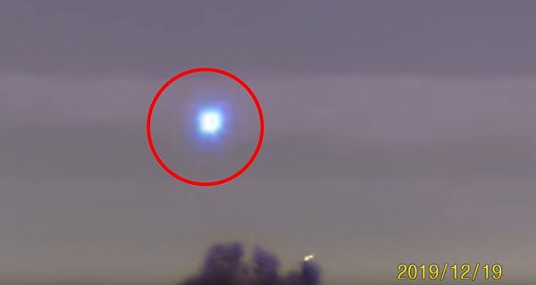 ▲▼「UFO光球」9天现踪2次！ 时速1600km神速飞行美国曝6秒影片证实了。 （图／翻摄YouTube、脸书）