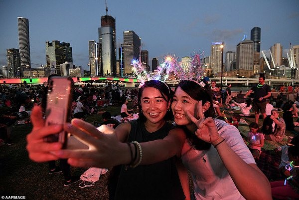 绝美璀璨！悉尼跨年庆典强风中揭幕，大桥惊现巨幅中文字！烟花秀照亮全城（视频/组图） - 33