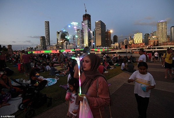 绝美璀璨！悉尼跨年庆典强风中揭幕，大桥惊现巨幅中文字！烟花秀照亮全城（视频/组图） - 34
