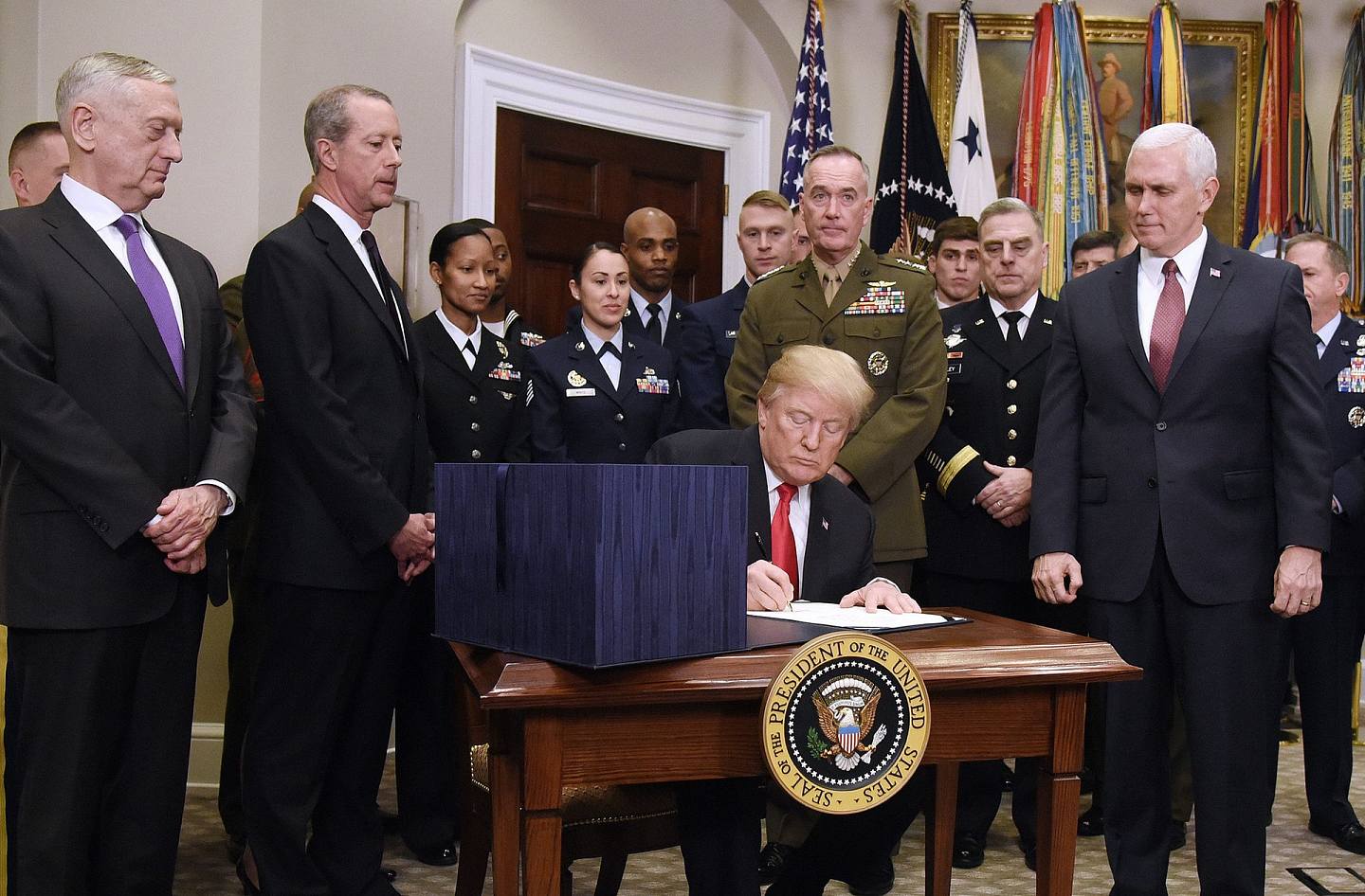 特朗普于12月20日签署《国防授权法》（NDAA），法案内容有多项支持台湾安全防卫及美台安全合作的条款。图为2017年特朗普签署国防预算法案。（VCG）