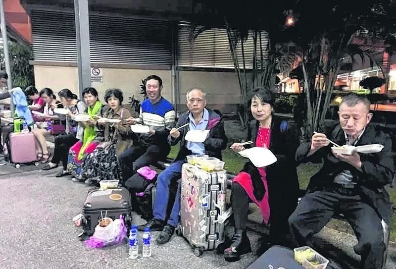 辣眼睛！塞车5小时，女子大便憋不住了，下了车直接脱裤喷了一地屎...（视频/组图） - 5