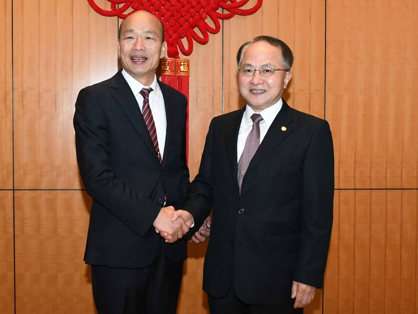 韩国瑜（左）与香港中联办主任王志民会晤。（中央政府驻港联络办）