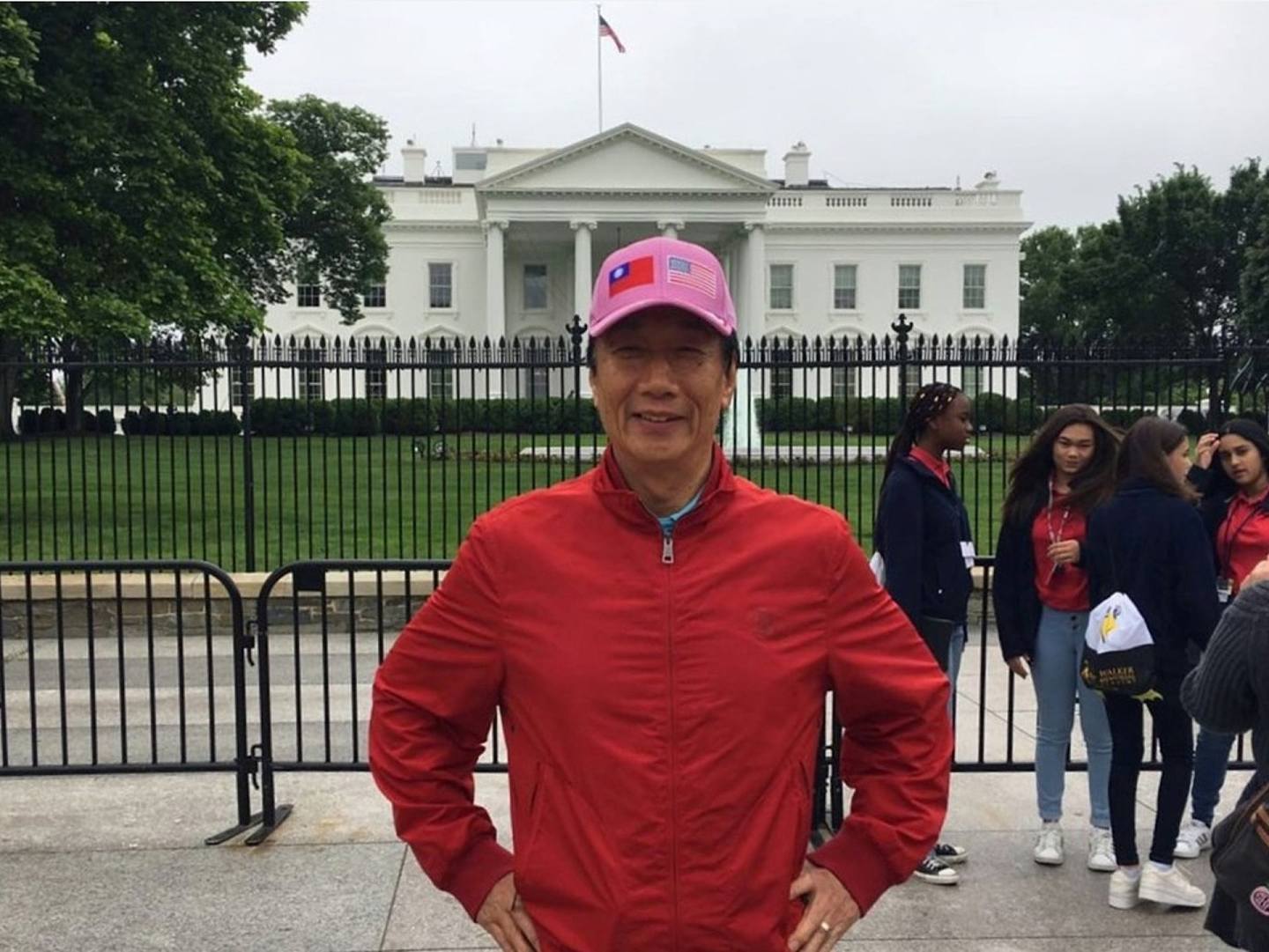 郭台铭于脸书上贴出自己在白宫前留影的照片。（郭台铭@Facebook）