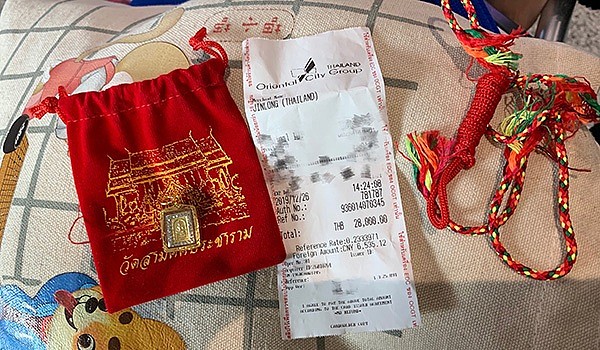 中国游客泰国旅游 花六千元在泰寺庙请了个塑料佛