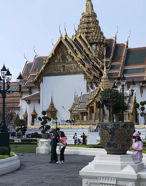 中国游客泰国旅游 花六千元在泰寺庙请了个塑料佛